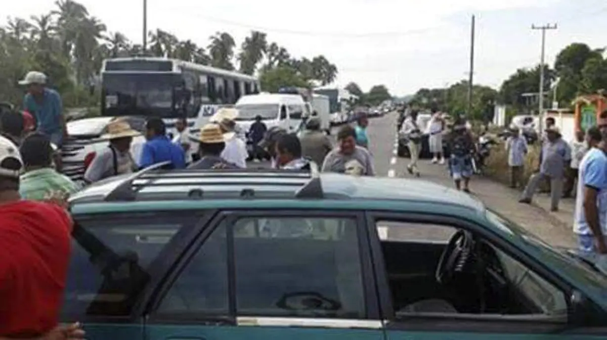 Bloqueo en la carretera Acapulco Zihuatanejo